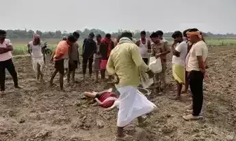 Ballia: 45 वर्षीय व्यक्ति का खेत में मिला शव, इलाके में फैली सनसनी Ballia: 45 वर्षीय व्यक्ति का खेत में मिला शव, इलाके में फैली सनसनी