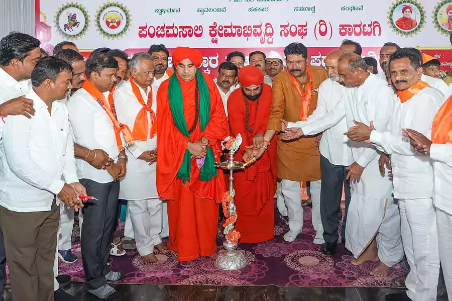 Karnataka : पंचमसाली स्वामीजी एक ही मंच पर उपस्थित Karnataka : पंचमसाली स्वामीजी एक ही मंच पर उपस्थित