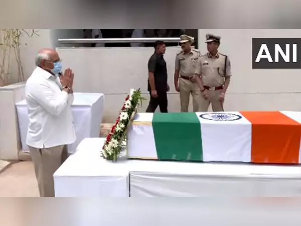 Gujarat CM और मंत्रियों ने एयर इंडिया विमान दुर्घटना में मारे गए पूर्व सीएम विजय रूपाणी को श्रद्धांजलि दी Gujarat CM और मंत्रियों ने एयर इंडिया विमान दुर्घटना में मारे गए पूर्व सीएम विजय रूपाणी को श्रद्धांजलि दी