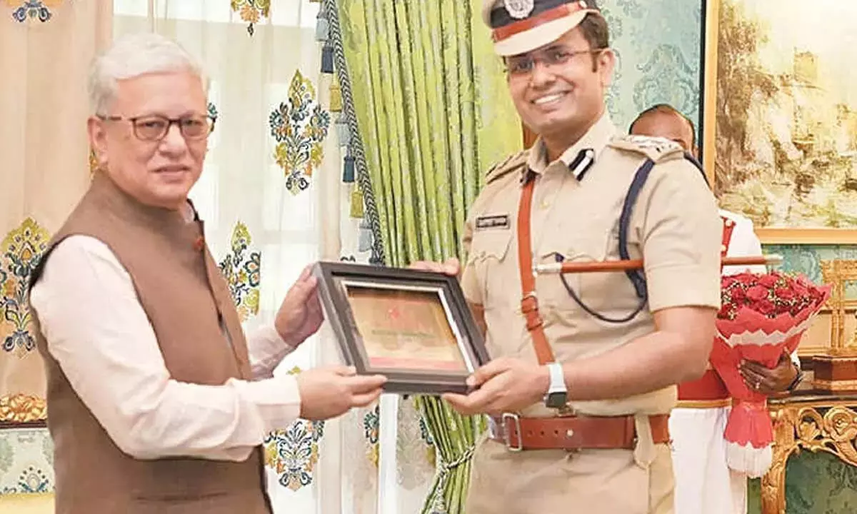 राज्यपाल से रेड क्रॉस पुरस्कार प्राप्त करने वाले पुलिस आयुक्त राज्यपाल से रेड क्रॉस पुरस्कार प्राप्त करने वाले पुलिस आयुक्त
