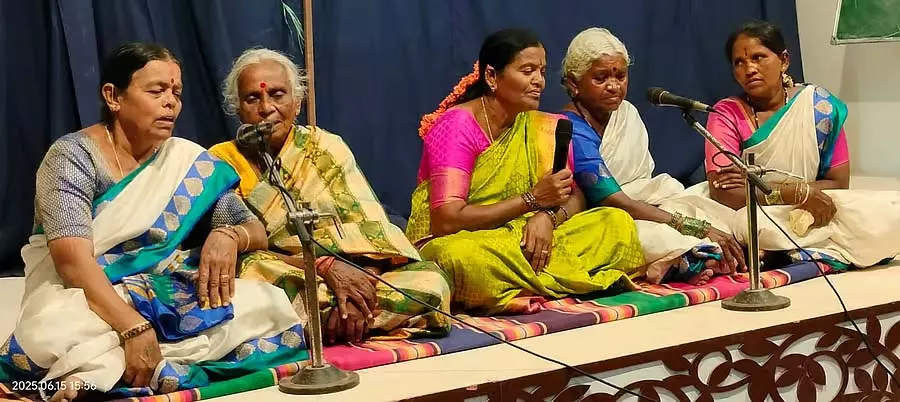 लोका में शब्दों का मिश्रण: पागलपन का आकर्षण लोका में शब्दों का मिश्रण: पागलपन का आकर्षण