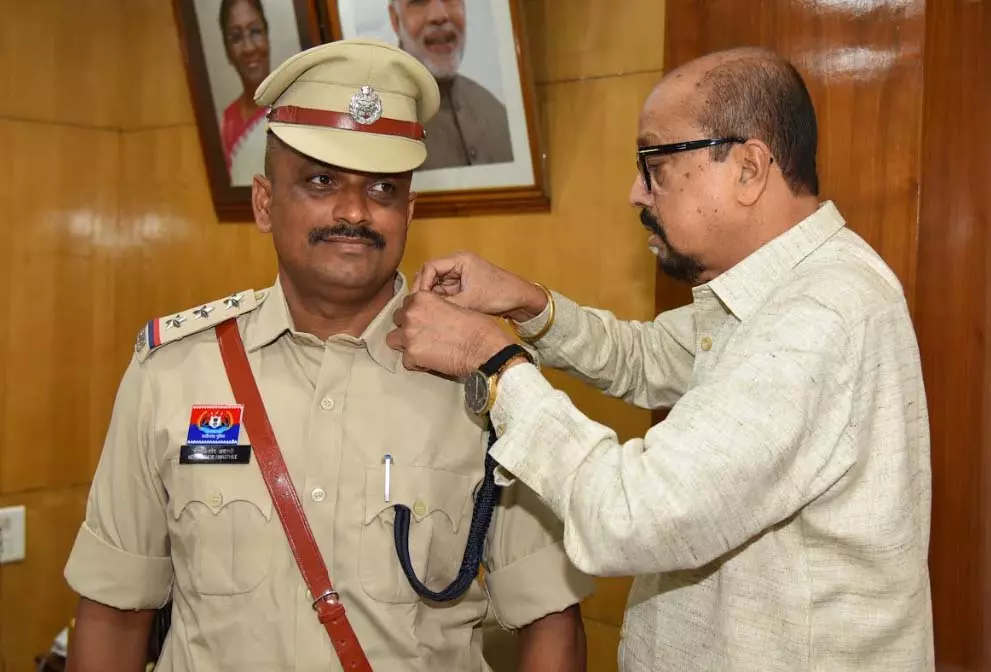 राज्यपाल की सुरक्षा में तैनात निरीक्षक के उप पुलिस अधीक्षक पदोन्नत होने पर स्टार सेरेमनी का आयोजन राज्यपाल की सुरक्षा में तैनात निरीक्षक के उप पुलिस अधीक्षक पदोन्नत होने पर स्टार सेरेमनी का आयोजन