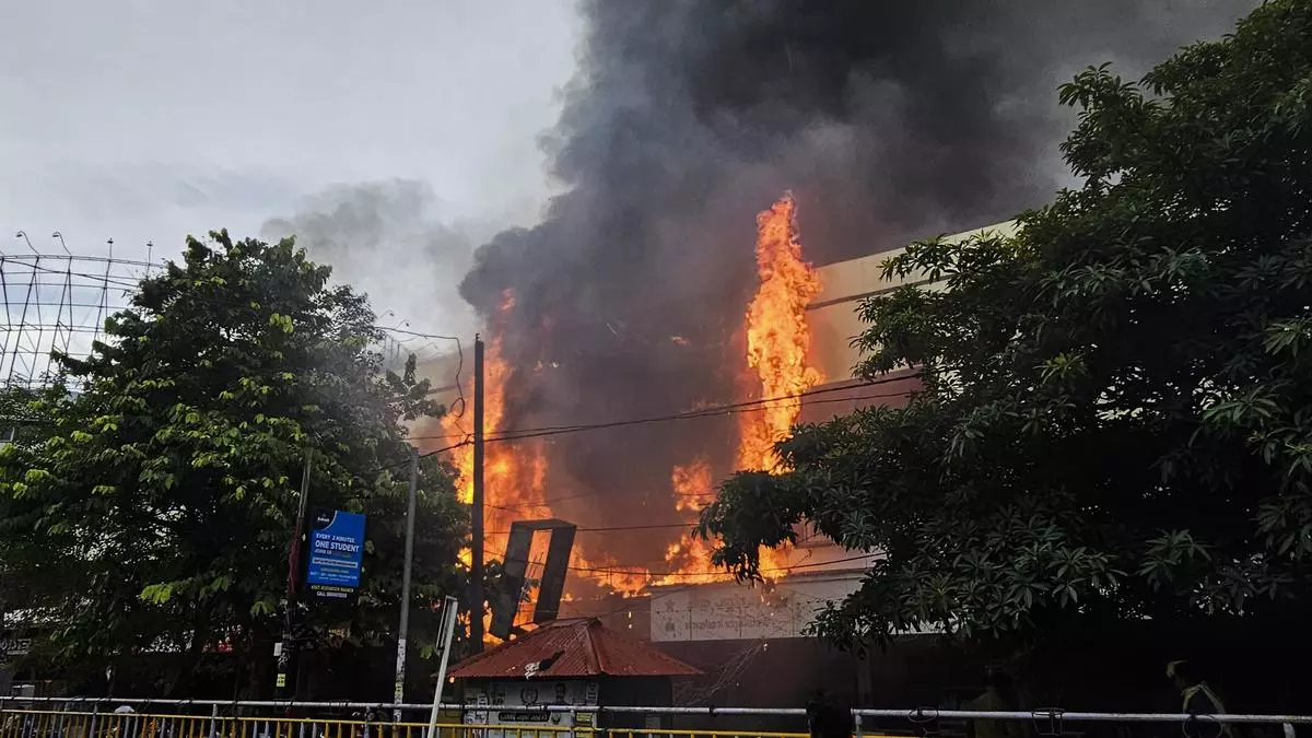 Kerala के चालाकुडी में हार्डवेयर की दुकान में भीषण आग लग गई Kerala के चालाकुडी में हार्डवेयर की दुकान में भीषण आग लग गई