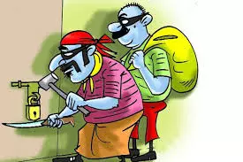 Amritpur: गश्त के बावजूद सुरक्षा में सेंध, चोरों ने तीन दुकानों से उड़ाया माल Amritpur: गश्त के बावजूद सुरक्षा में सेंध, चोरों ने तीन दुकानों से उड़ाया माल
