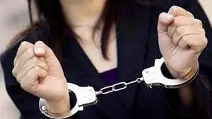 Moradabad: सोने-चांदी के जेवरात चुराने वाली महिला कर्मचारी पकड़ी गई Moradabad: सोने-चांदी के जेवरात चुराने वाली महिला कर्मचारी पकड़ी गई