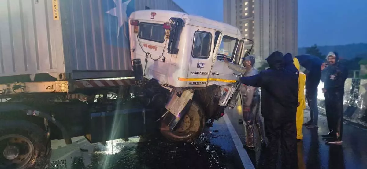 Pune : कोथरुड में बड़ी दुर्घटना में बस चालक गंभीर रूप से घायल Pune : कोथरुड में बड़ी दुर्घटना में बस चालक गंभीर रूप से घायल