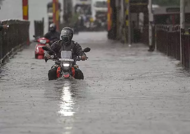 Kerala : मूसलाधार बारिश से सामान्य जनजीवन प्रभावित Kerala : मूसलाधार बारिश से सामान्य जनजीवन प्रभावित