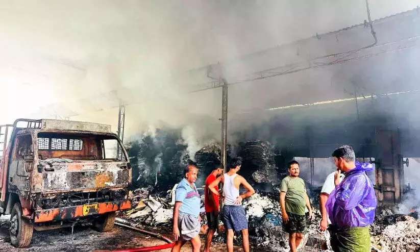 Kerala : वैलाथुर में पेपर प्लेट बनाने वाली कंपनी में आग लग गई, लॉरी जलकर खाक हो गई Kerala : वैलाथुर में पेपर प्लेट बनाने वाली कंपनी में आग लग गई, लॉरी जलकर खाक हो गई