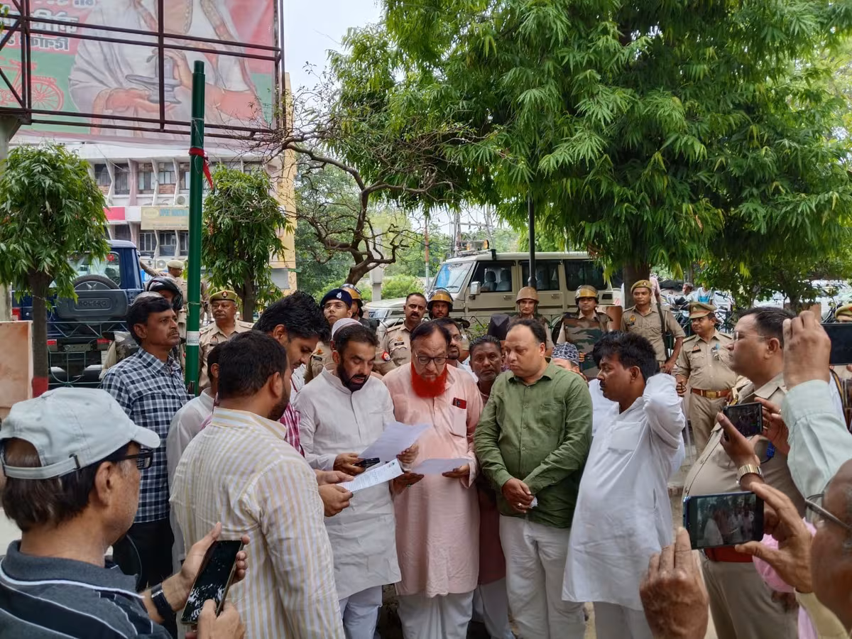 Bareilly: हंगामे की आशंका पर मौलाना तौकीर और साथी हाउस अरेस्ट, पुलिस तैनात Bareilly: हंगामे की आशंका पर मौलाना तौकीर और साथी हाउस अरेस्ट, पुलिस तैनात