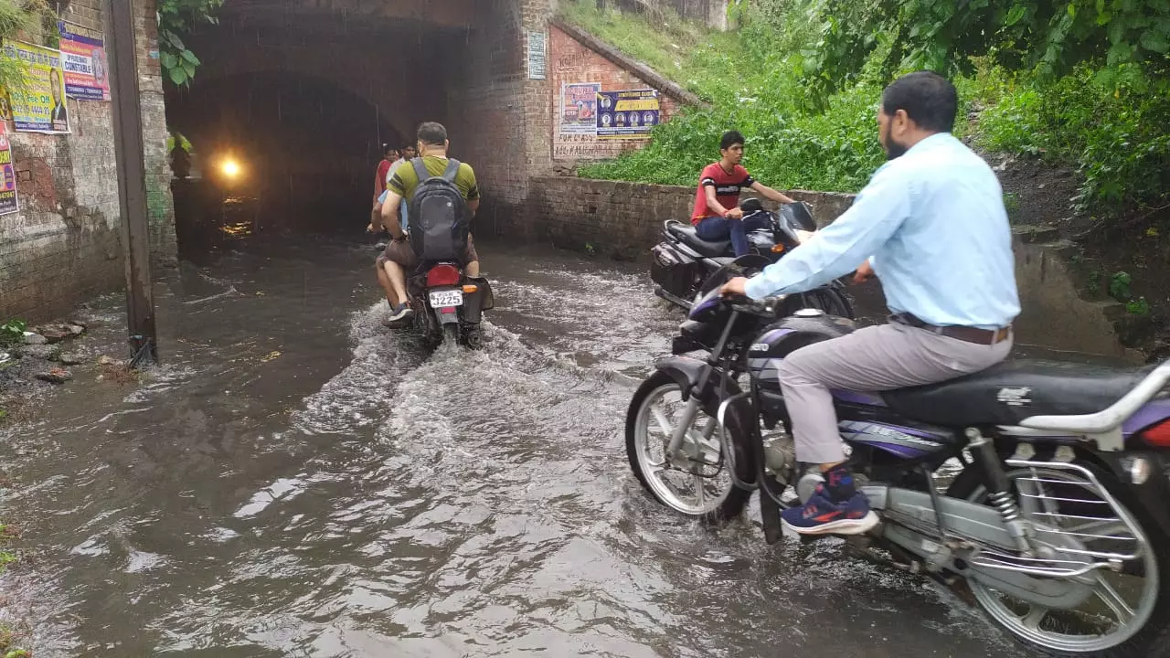Bareilly: हल्की बारिश में जलमग्न हुई सड़कों ने खोली नगर निगम की पोल Bareilly: हल्की बारिश में जलमग्न हुई सड़कों ने खोली नगर निगम की पोल