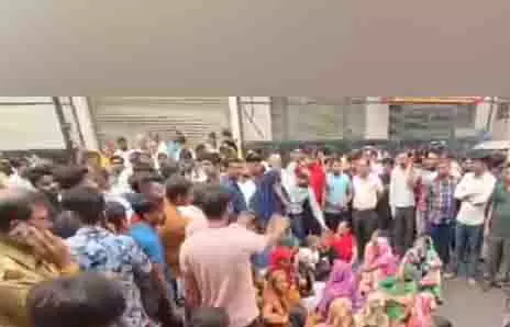 Mathura में इमारत ढहने के बाद विरोध प्रदर्शन, प्रशासन ने मुआवज़े और आवास का आश्वासन दिया Mathura में इमारत ढहने के बाद विरोध प्रदर्शन, प्रशासन ने मुआवज़े और आवास का आश्वासन दिया