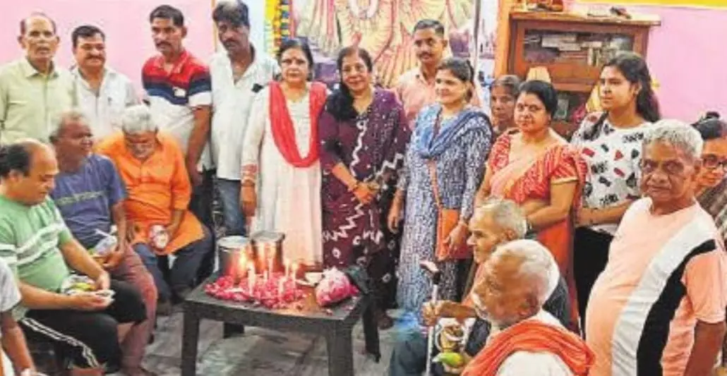 Bareilly: वृद्धाश्रम में मनाया गया फादर्स डे, बुजुर्गों की आंखें हुई नम Bareilly: वृद्धाश्रम में मनाया गया फादर्स डे, बुजुर्गों की आंखें हुई नम