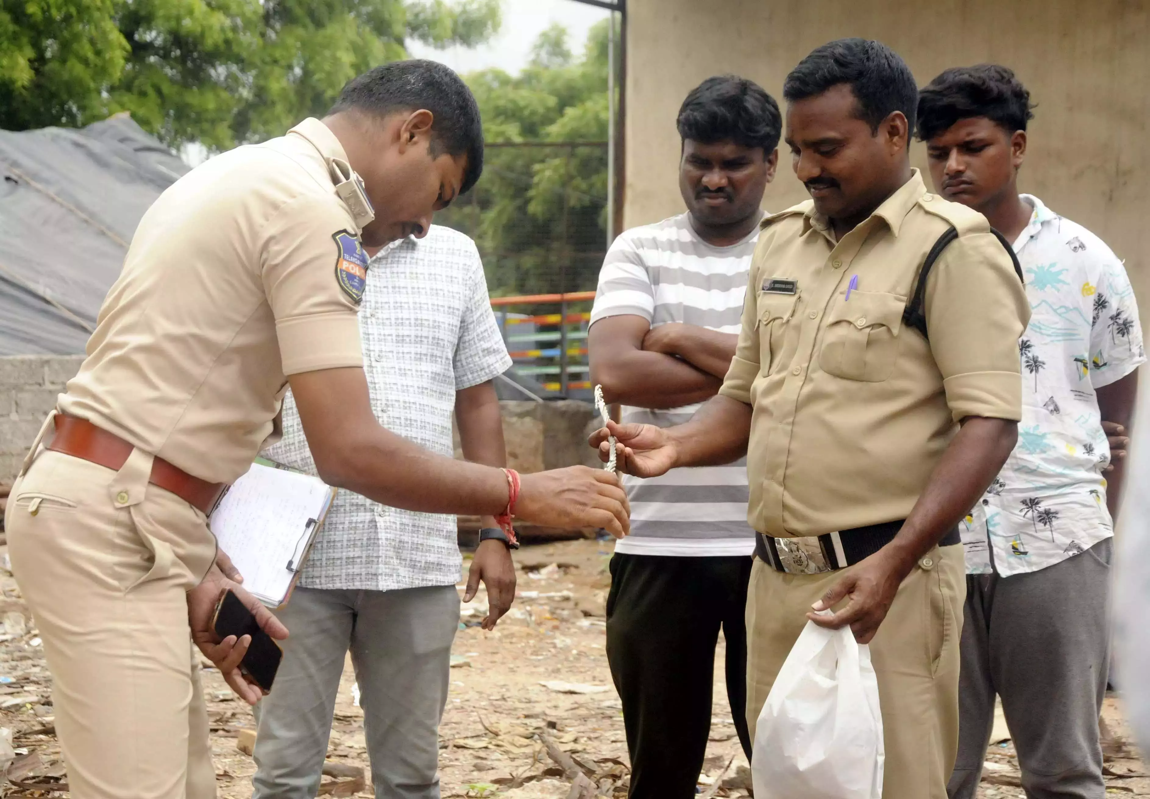 Hyderabad: बिजली का तार टूटा, फुटपाथ पर सो रहे 2 लोगों की मौत Hyderabad: बिजली का तार टूटा, फुटपाथ पर सो रहे 2 लोगों की मौत