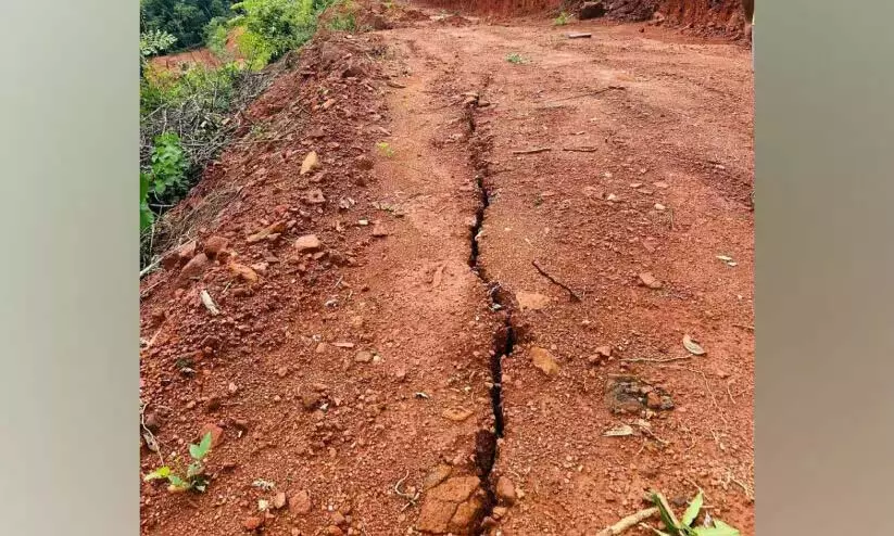 Kerala : ग्रेनाइट खदान के पास दरार, आवासीय क्षेत्र में चिंता Kerala : ग्रेनाइट खदान के पास दरार, आवासीय क्षेत्र में चिंता