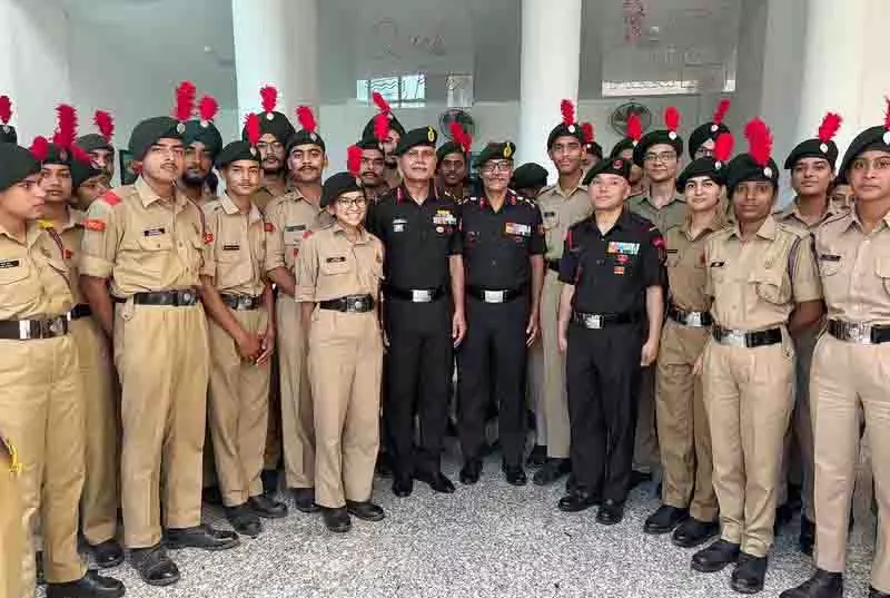 वज्र कोर के GOC ने NCC कैडेटों को सक्रिय और उद्यमशील बनने के लिए प्रेरित किया वज्र कोर के GOC ने NCC कैडेटों को सक्रिय और उद्यमशील बनने के लिए प्रेरित किया