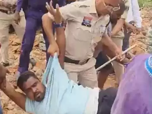 पार्षद पुत्र गिरफ्तार, प्रशासन की जेसीबी में चढ़कर कार्य में डाला बाधा पार्षद पुत्र गिरफ्तार, प्रशासन की जेसीबी में चढ़कर कार्य में डाला बाधा