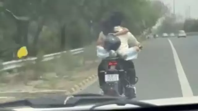 फ्यूल टैंक पर महिला को बैठाकर बाइक चलाना पड़ा महंगा, ₹53,000 का जुर्माना फ्यूल टैंक पर महिला को बैठाकर बाइक चलाना पड़ा महंगा, ₹53,000 का जुर्माना