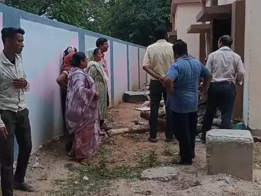 स्कूल खोलने पहुंचे चपरासी तो चोरी का हुआ खुलासा, गायब थे 10 पंखे और खाद्य सामग्री स्कूल खोलने पहुंचे चपरासी तो चोरी का हुआ खुलासा, गायब थे 10 पंखे और खाद्य सामग्री