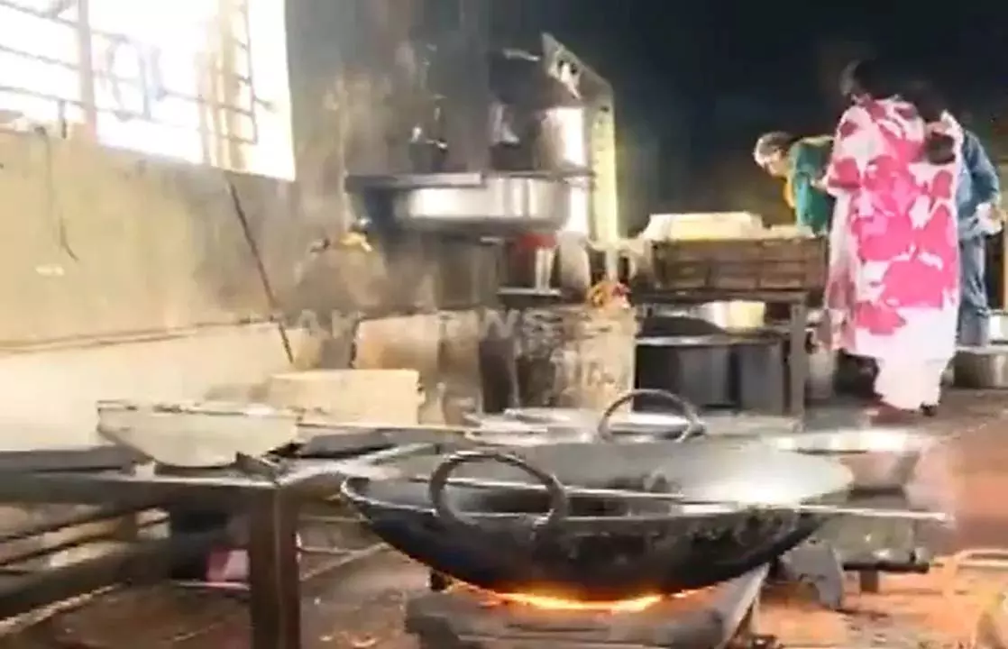 डायरिया के प्रकोप के बाद भुवनेश्वर में भोजनालयों पर छापे डायरिया के प्रकोप के बाद भुवनेश्वर में भोजनालयों पर छापे