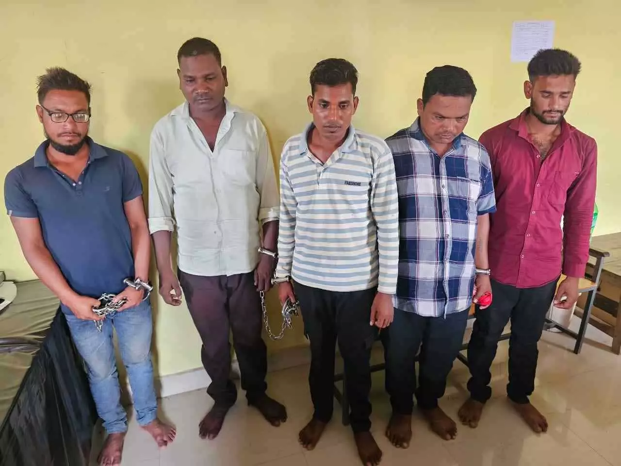 रेत माफिया के गुर्गे गिरफ्तार, खंभे में बांधकर युवक के साथ किए थे मारपीट रेत माफिया के गुर्गे गिरफ्तार, खंभे में बांधकर युवक के साथ किए थे मारपीट