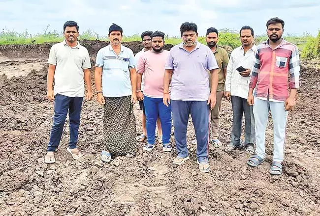 Amravati : राजधानी में मिट्टी चोर किसानों के खेतों में बड़े पैमाने पर खुदाई Amravati : राजधानी में मिट्टी चोर किसानों के खेतों में बड़े पैमाने पर खुदाई
