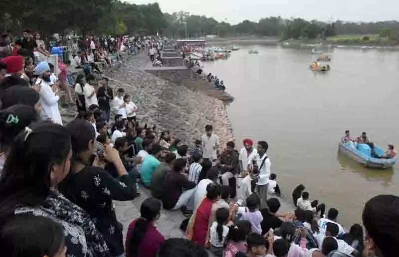 Chandigarh: शहर में दिन का तापमान गिरा, रातें गर्म हुईं Chandigarh: शहर में दिन का तापमान गिरा, रातें गर्म हुईं