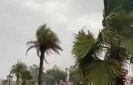 Ayodhya में हल्की बारिश और तेज़ हवाओं से चिलचिलाती गर्मी से राहत मिली Ayodhya में हल्की बारिश और तेज़ हवाओं से चिलचिलाती गर्मी से राहत मिली