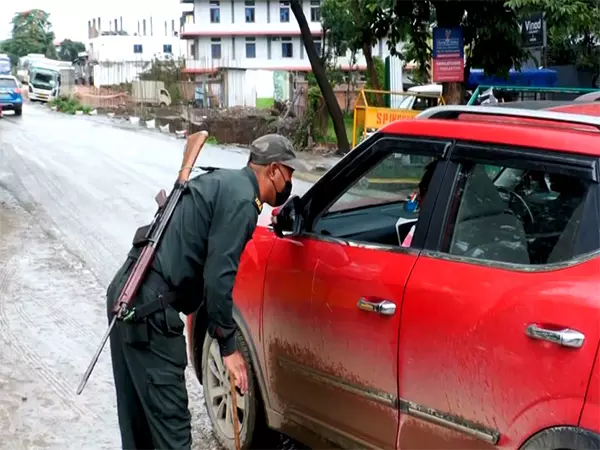 Manipur: मणिपुर में राजमार्ग प्रतिबंधों के कारण परीक्षार्थियों को परेशानी का सामना करना पड़ा Manipur: मणिपुर में राजमार्ग प्रतिबंधों के कारण परीक्षार्थियों को परेशानी का सामना करना पड़ा