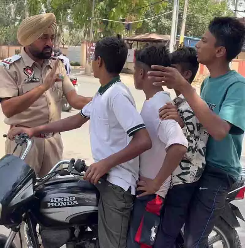 Ludhiana: गर्मी की छुट्टियों, जागरूकता अभियान ठप्प होने से नाबालिगों के वाहन चलाने की संख्या में वृद्धि Ludhiana: गर्मी की छुट्टियों, जागरूकता अभियान ठप्प होने से नाबालिगों के वाहन चलाने की संख्या में वृद्धि