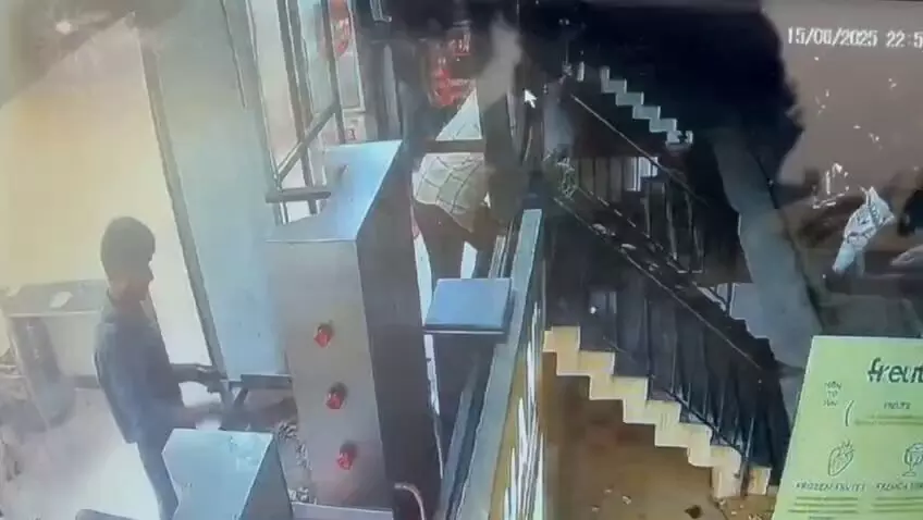 Prayagraj: रेस्टोरेंट के बाहर बम धमाके से फैली दहशत, CCTV फुटेज आया सामने Prayagraj: रेस्टोरेंट के बाहर बम धमाके से फैली दहशत, CCTV फुटेज आया सामने