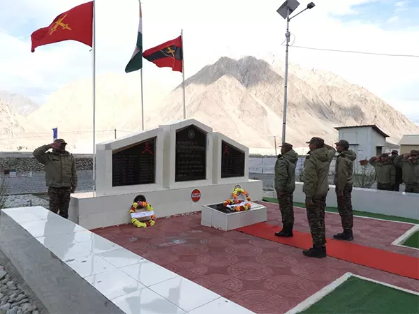 सेना ने China के साथ गलवान घाटी में हुई झड़प में शहीद हुए सैनिकों को दी श्रद्धांजलि सेना ने China के साथ गलवान घाटी में हुई झड़प में शहीद हुए सैनिकों को दी श्रद्धांजलि