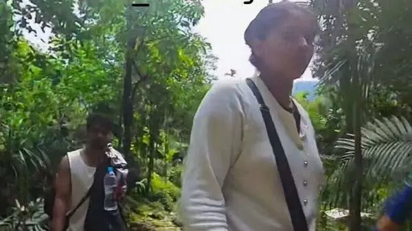 Meghalaya Murder: वायरल वीडियो में राजा रघुवंशी, सोनम ट्रैकिंग करते दिखे Meghalaya Murder: वायरल वीडियो में राजा रघुवंशी, सोनम ट्रैकिंग करते दिखे