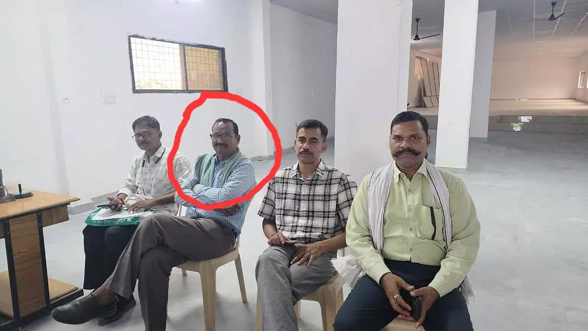 MP : सागर में वसीयत ट्रांसफर के लिए छतरपुर का पटवारी ₹4K रिश्वत लेते पकड़ा गया MP : सागर में वसीयत ट्रांसफर के लिए छतरपुर का पटवारी ₹4K रिश्वत लेते पकड़ा गया