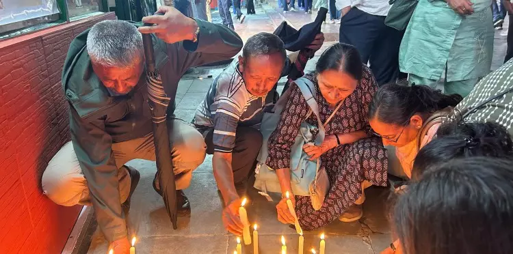 Sikkim ने अहमदाबाद विमान दुर्घटना के पीड़ितों की याद में मोमबत्ती जुलूस निकाला Sikkim ने अहमदाबाद विमान दुर्घटना के पीड़ितों की याद में मोमबत्ती जुलूस निकाला