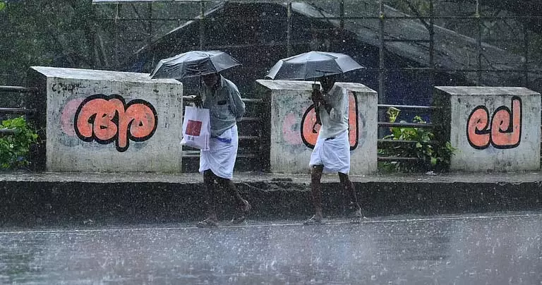 Kerala में मानसून का कहर: उत्तरी जिलों में बाढ़ से जनजीवन अस्त-व्यस्त Kerala में मानसून का कहर: उत्तरी जिलों में बाढ़ से जनजीवन अस्त-व्यस्त