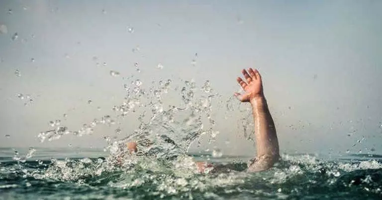 Chenab नदी में दो नाबालिग भाई-बहनों के डूबने की आशंका, शवों की तलाश जारी Chenab नदी में दो नाबालिग भाई-बहनों के डूबने की आशंका, शवों की तलाश जारी