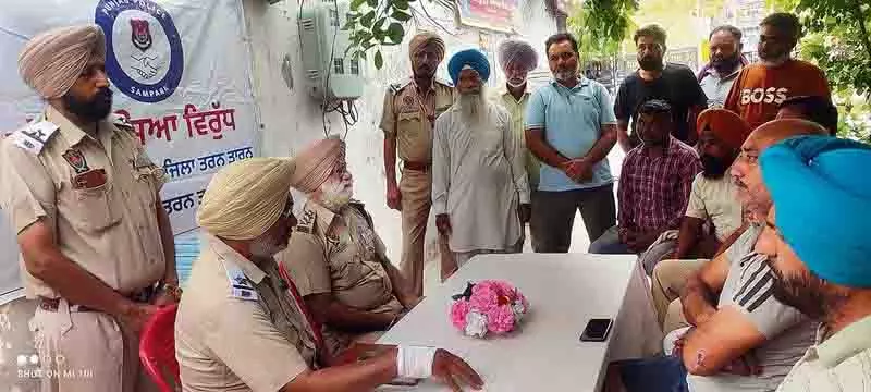 Amritsar: पुलिस ने वाहन चालकों और दुकानदारों से कहा, यातायात नियमों का पालन करें Amritsar: पुलिस ने वाहन चालकों और दुकानदारों से कहा, यातायात नियमों का पालन करें