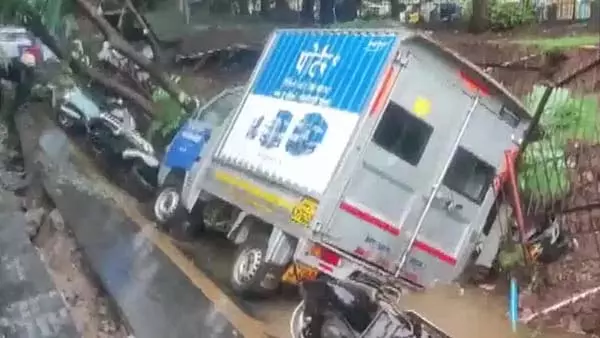 भारी बारिश के बीच नवी मुंबई में सड़क ढह गई भारी बारिश के बीच नवी मुंबई में सड़क ढह गई
