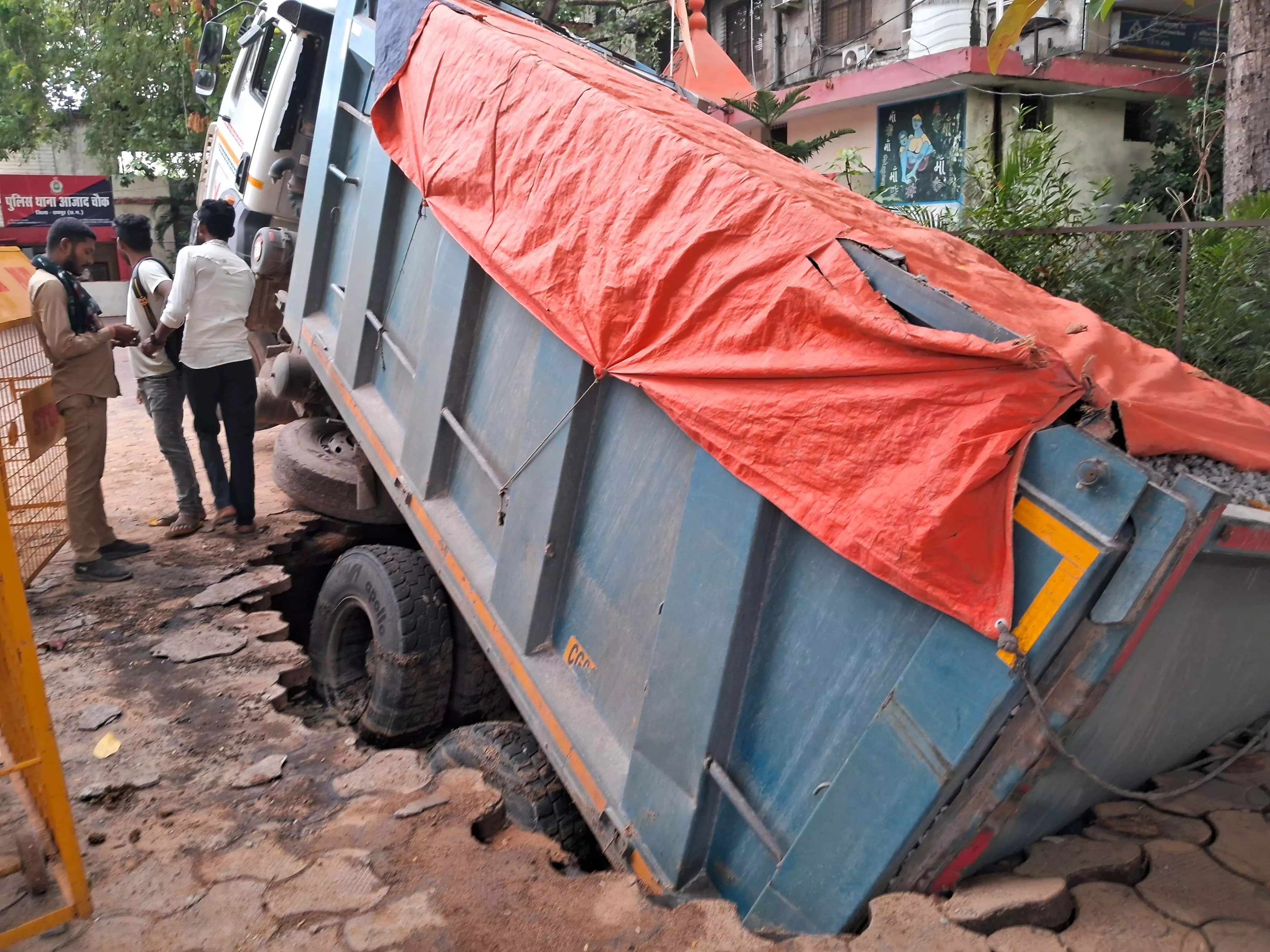 ओवरलोड ट्रक पकड़कर लाई गई थाने, जमीन फाड़कर धंसा वाहन ओवरलोड ट्रक पकड़कर लाई गई थाने, जमीन फाड़कर धंसा वाहन