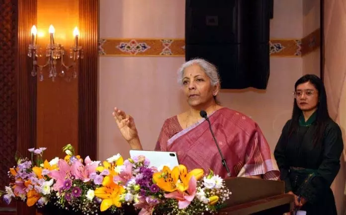 सीतारमण ने LG, वरिष्ठ अधिकारियों से मुलाकात की, वित्तीय स्थिति, विकास परिदृश्य पर चर्चा की सीतारमण ने LG, वरिष्ठ अधिकारियों से मुलाकात की, वित्तीय स्थिति, विकास परिदृश्य पर चर्चा की