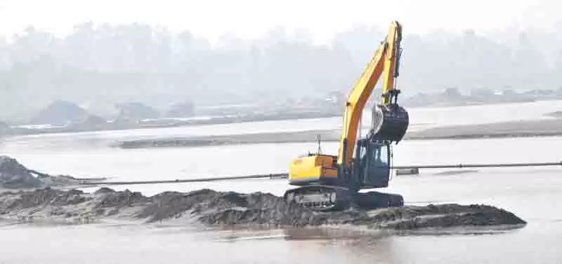 Ajnala में अवैध रेत खनन पर लगाम नहीं, प्रशासन दूसरी तरफ देख रहा Ajnala में अवैध रेत खनन पर लगाम नहीं, प्रशासन दूसरी तरफ देख रहा