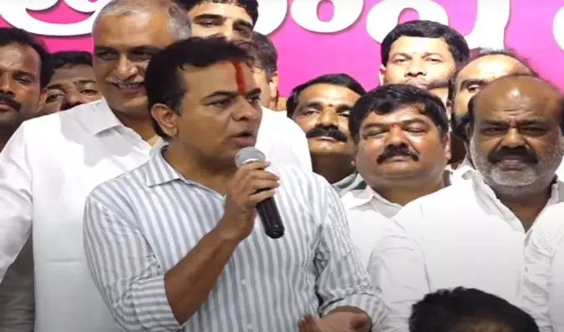 KTR ने कहा कि कांग्रेस को स्थानीय निकाय चुनावों में फुटबॉल खेलना चाहिए KTR ने कहा कि कांग्रेस को स्थानीय निकाय चुनावों में फुटबॉल खेलना चाहिए