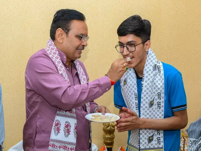 राजस्थान के मुख्यमंत्री भजनलाल शर्मा ने NEET-UG 2025 के टॉपर महेश कुमार से मुलाकात की राजस्थान के मुख्यमंत्री भजनलाल शर्मा ने NEET-UG 2025 के टॉपर महेश कुमार से मुलाकात की