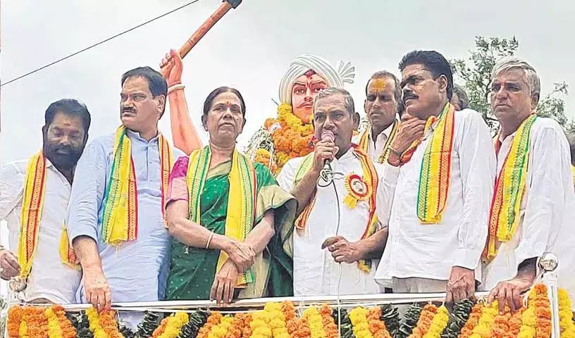 Tankbund पर डोड्डी कोमुरैय्या की प्रतिमा स्थापित की जानी चाहिए.. तुला उमा Tankbund पर डोड्डी कोमुरैय्या की प्रतिमा स्थापित की जानी चाहिए.. तुला उमा