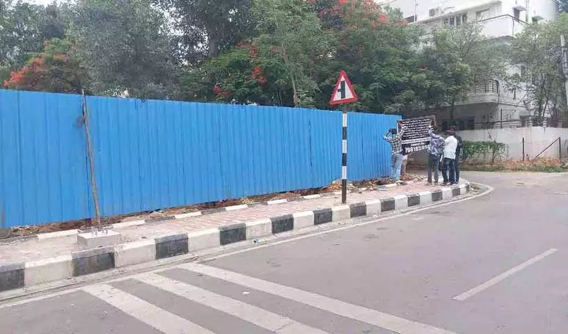 कमांड कंट्रोल के पास महंगी सरकारी जमीन पर अतिक्रमण कमांड कंट्रोल के पास महंगी सरकारी जमीन पर अतिक्रमण