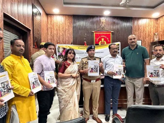 DIG JSK रेंज ने हेल्पएज इंडिया की वार्षिक रिपोर्ट जारी की DIG JSK रेंज ने हेल्पएज इंडिया की वार्षिक रिपोर्ट जारी की