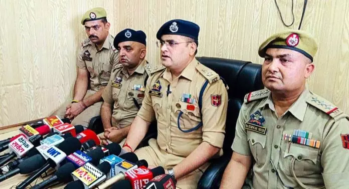 Jammu: दुर्गा नगर में चेन स्नेचिंग का मामला सुलझा, दो आरोपी गिरफ्तार Jammu: दुर्गा नगर में चेन स्नेचिंग का मामला सुलझा, दो आरोपी गिरफ्तार