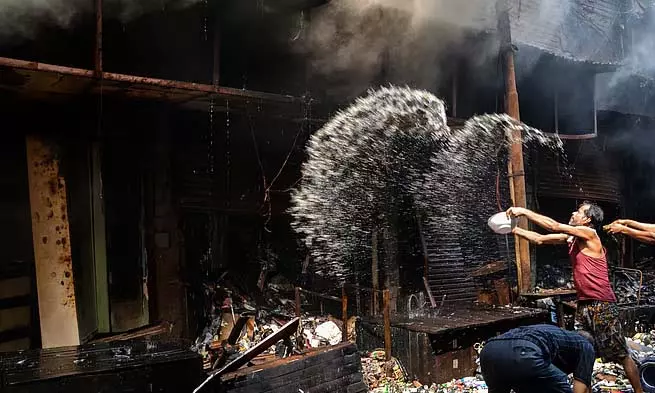 खिदिरपुर बाजार में भीषण आग से 600 दुकानें जलकर खाक खिदिरपुर बाजार में भीषण आग से 600 दुकानें जलकर खाक