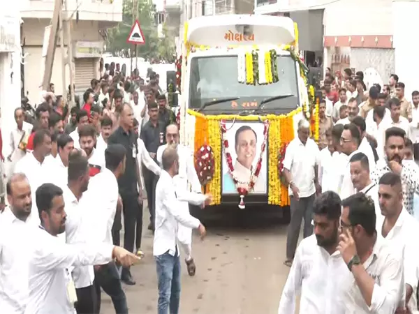 गुजरात के पूर्व CM विजय रूपाणी को गार्ड ऑफ ऑनर दिया गया गुजरात के पूर्व CM विजय रूपाणी को गार्ड ऑफ ऑनर दिया गया