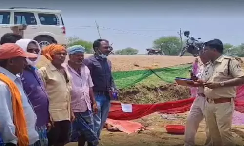 खेत में महिला की हत्या, पोते और बहू के सामने बदमाश ने उतारा मौत के घाट खेत में महिला की हत्या, पोते और बहू के सामने बदमाश ने उतारा मौत के घाट